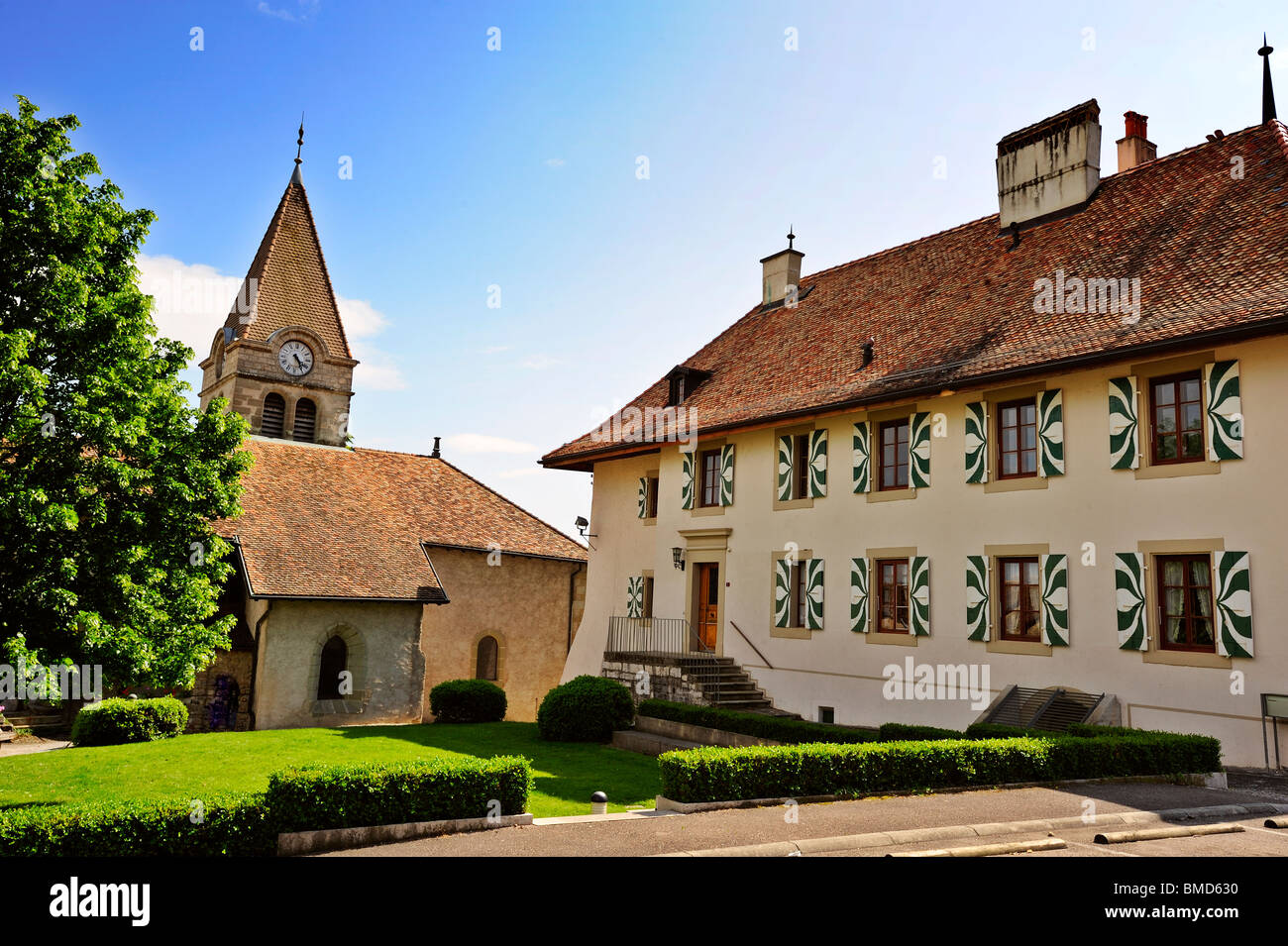 La chiesa a Bursins, canton Vaud, Svizzera. Spazio per il testo nel cielo. Foto Stock