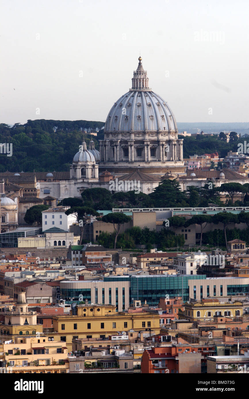 Panoramica vista altezza della città di Roma al tramonto . Italia Foto Stock