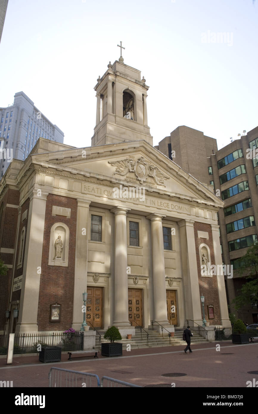 Sant'Andrea la Chiesa cattolica romana nel centro civico circondato da edifici governativi in Manhattan inferiore Foto Stock