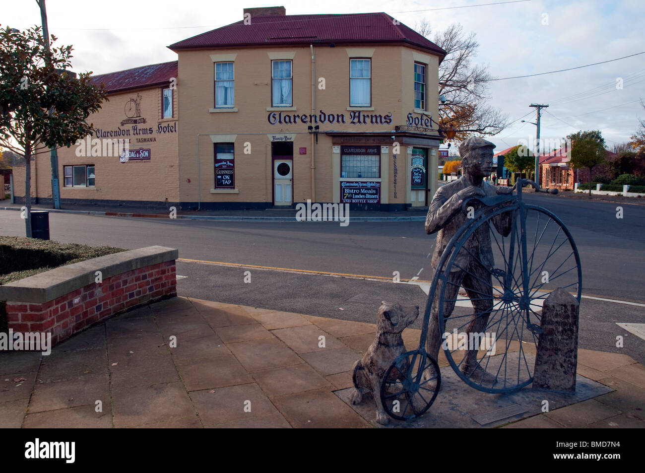 La scultura di un penny farthing ciclista al di fuori dei bracci di Clarendon Hotel nella storica della Tasmania settentrionale città di Evandale Foto Stock