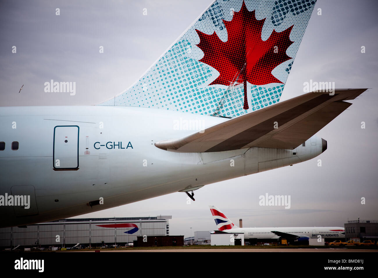 Pinna di coda e il logo aziendale di Air Canada aerei passeggeri e un British Airways aerei su asfalto a Londra Heath Foto Stock