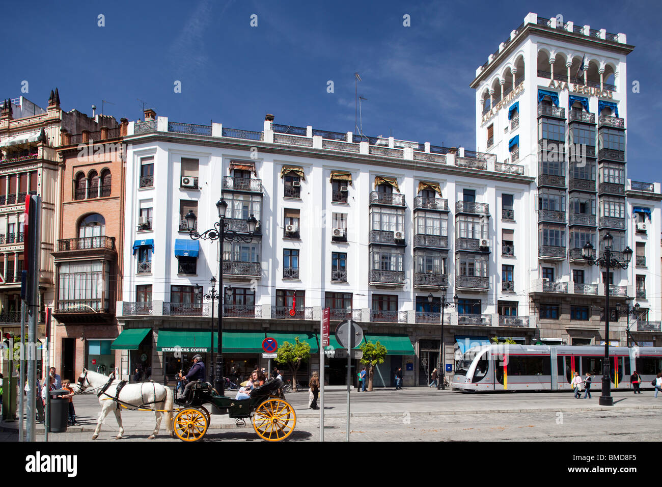 Aurora edificio, opera di Antonio Illanes Rio (1933), Avenida de la Constitucion, Siviglia, Spagna Foto Stock