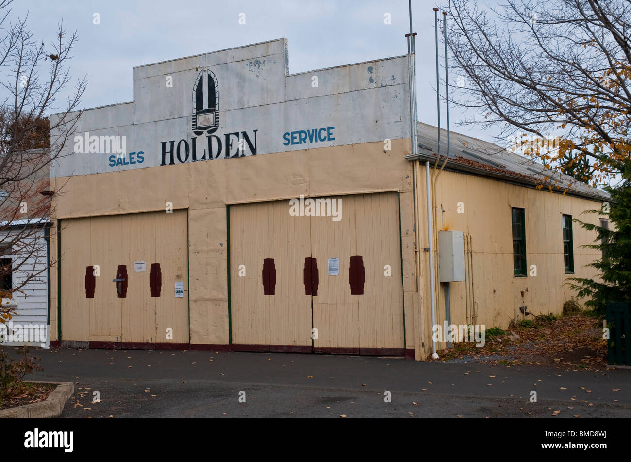 Una General Motors Holden garage con l'originale logo GMH circa nel 1960 nel villaggio storico di Ross in Tasmanian midlands Foto Stock