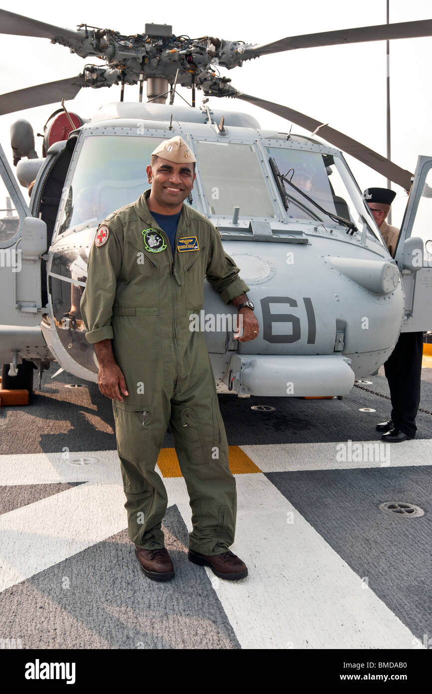 Sorridente pilota della marina militare pone di fronte elicottero Cobra che  egli piloti visualizzato durante la settimana della flotta al Molo 88 nella  città di New York Foto stock - Alamy