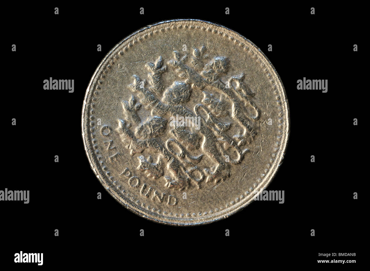 Fake UK una libbra di monete che mostra di retromarcia a tre leoni passant guardant con difetti evidenti 2/2 Foto Stock