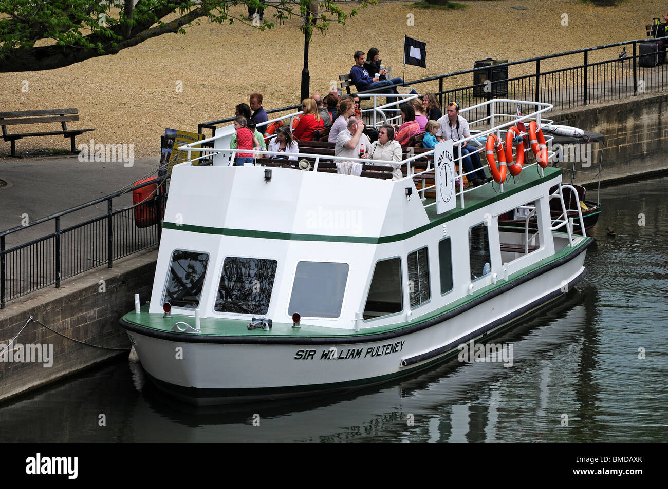 Un piacere di turisti barca sul fiume Avon a Bath, Inghilterra, Regno Unito Foto Stock