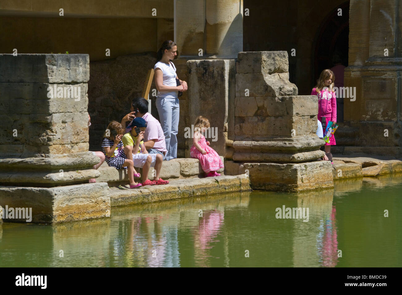 Una famiglia di turisti nelle Terme Romane Bath Somerset Inghilterra Foto Stock