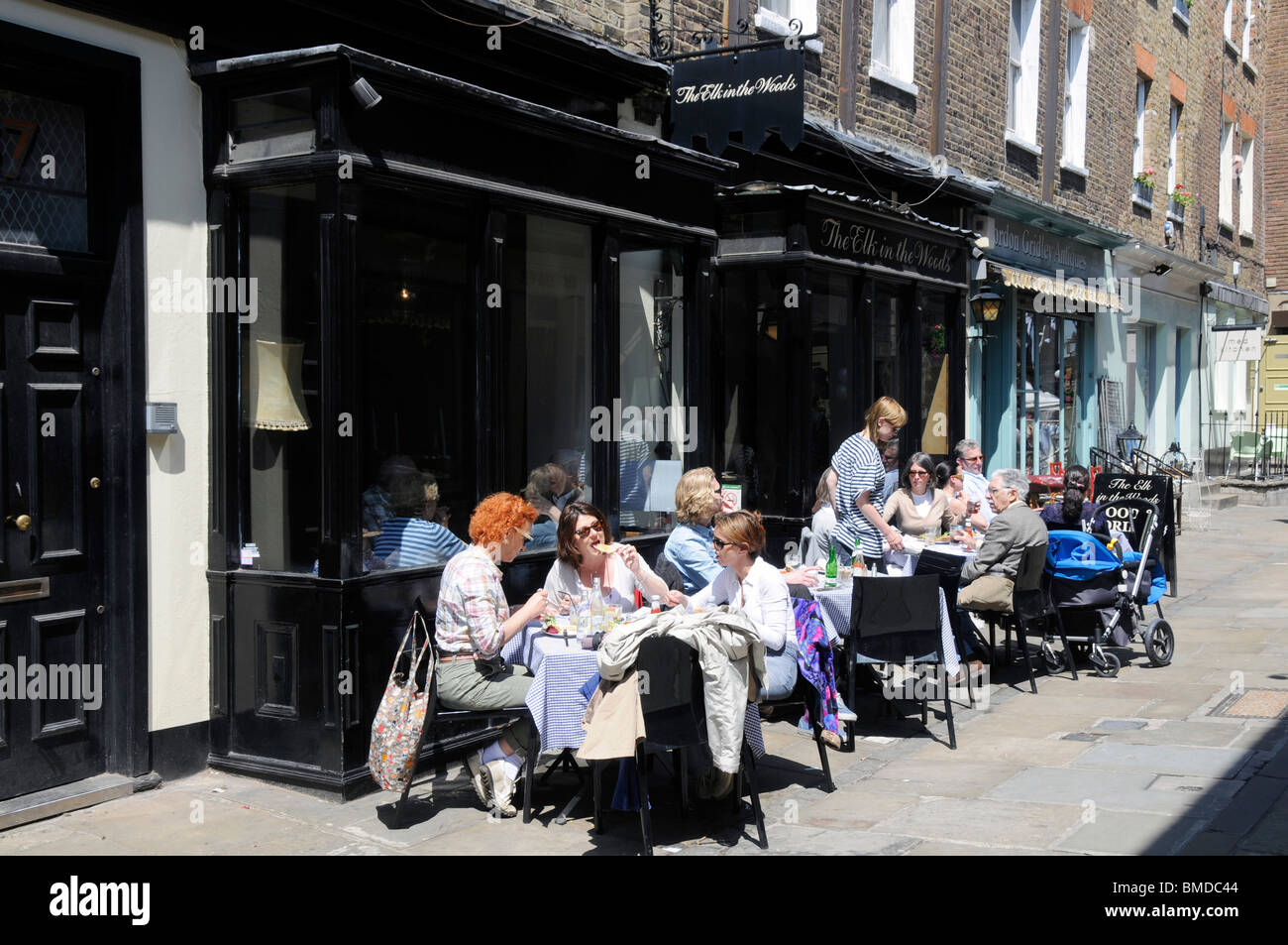 Regno Unito PERSONE AVENTI IL PRANZO A LONDRA per le strade del quartiere di Islington Foto Stock