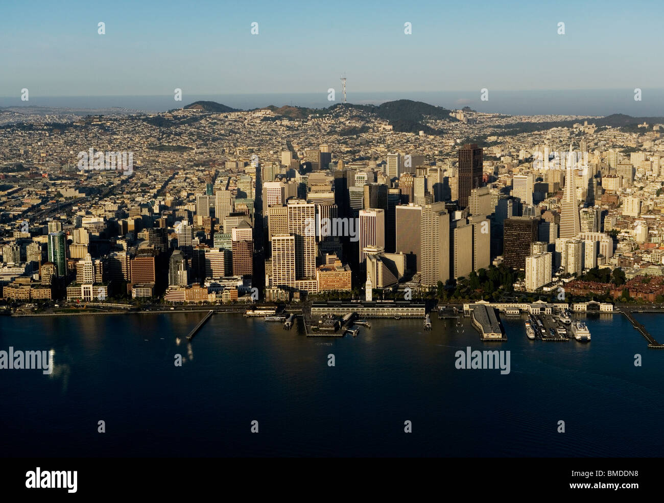 Vista aerea sopra Embarcadero waterfront di San Francisco in California Foto Stock