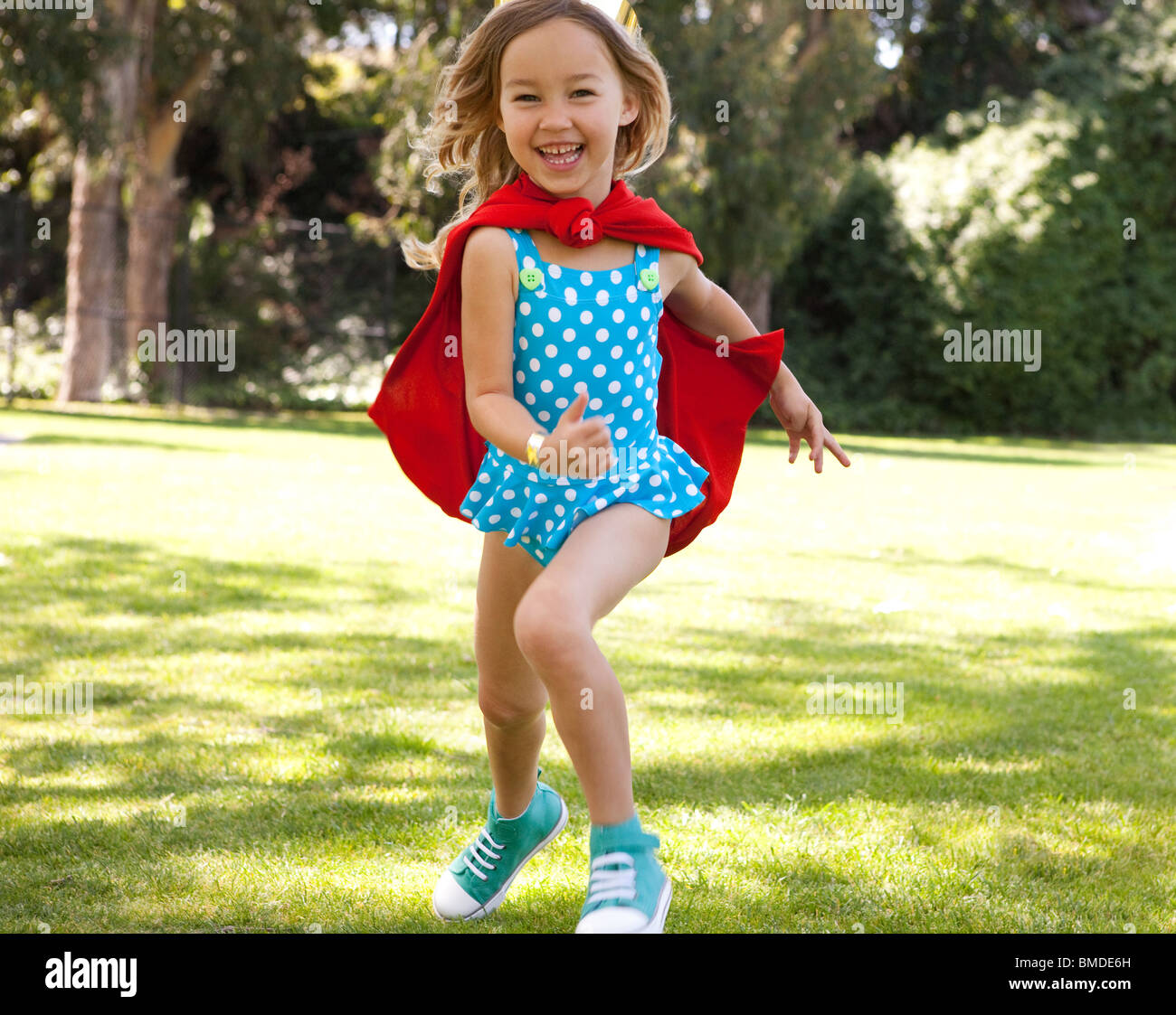 La ragazza di polka dot costume e mantello rosso acceso Foto Stock