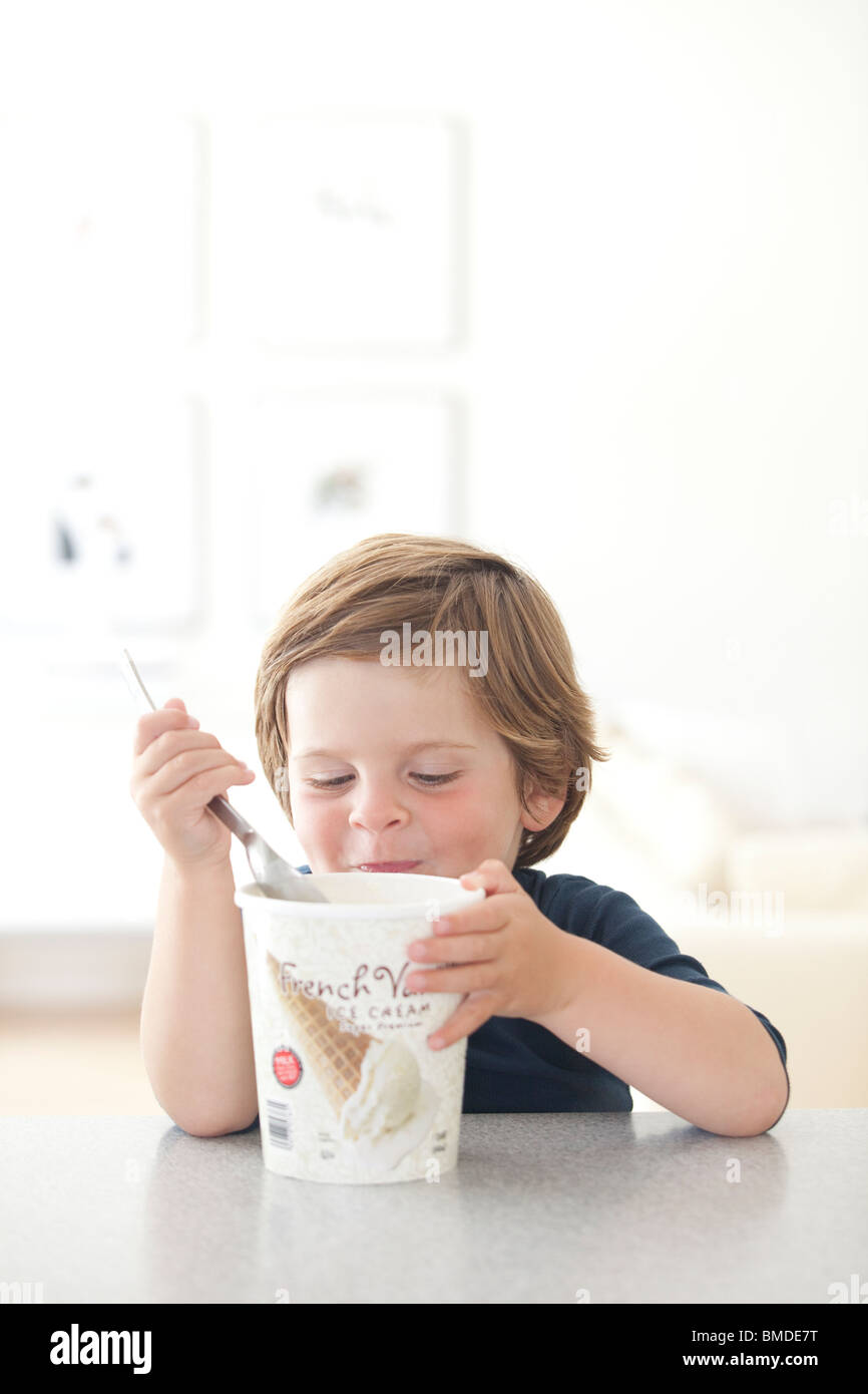 Giovane ragazzo a mangiare il gelato Foto Stock