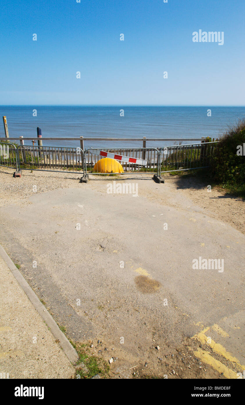 Fine della strada alla scogliera Happisburgh bordo. Foto Stock