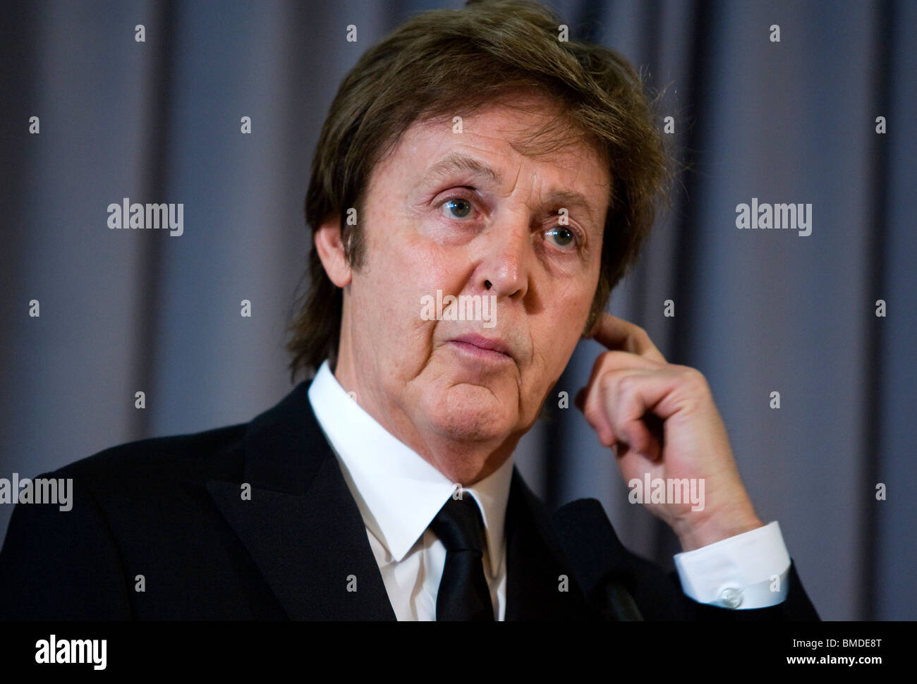 Paul McCartney ha domande nel corso di una conferenza stampa. Foto Stock