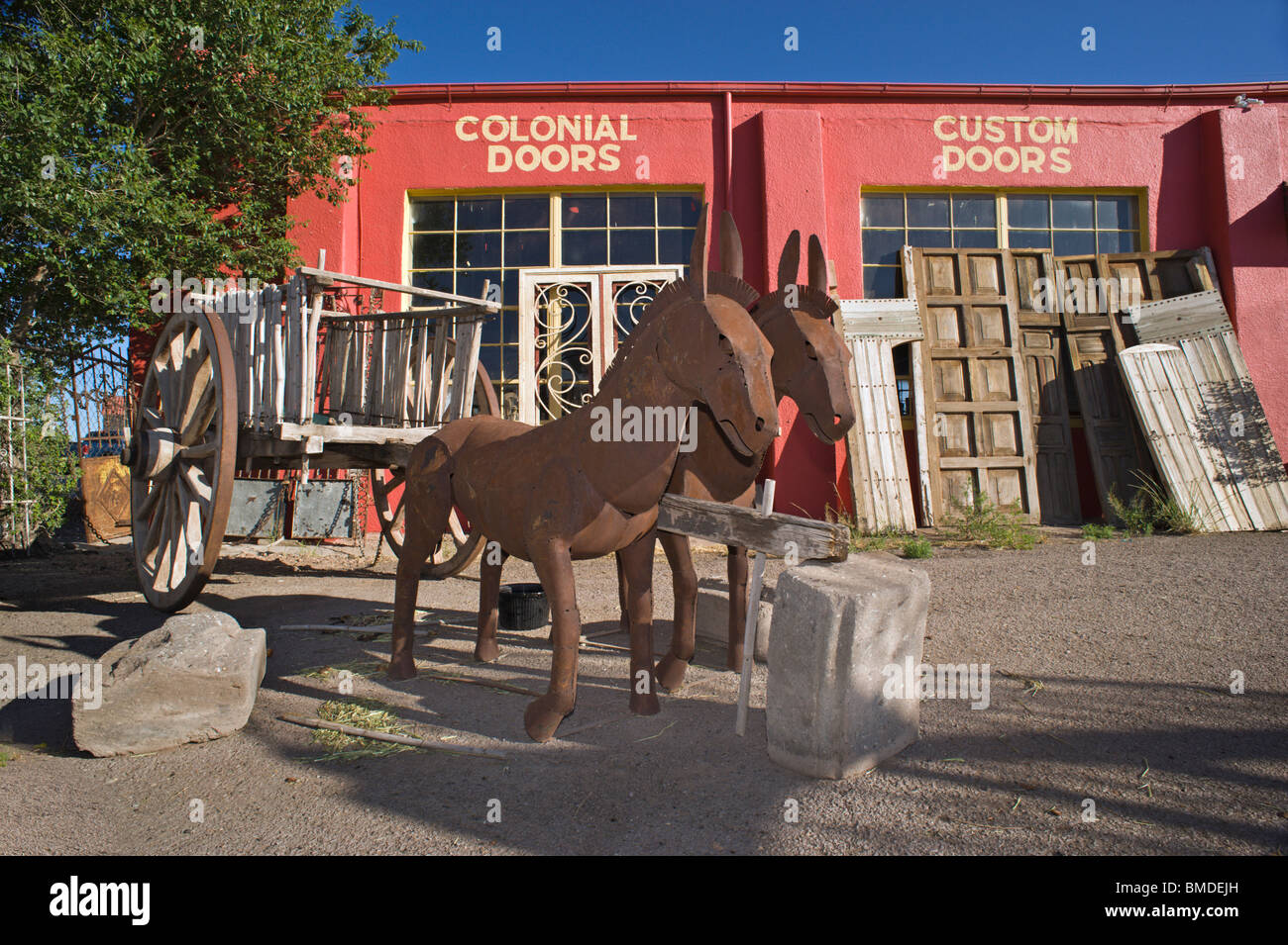 Un ironmonger's workshop è un'attrazione turistica in Carrizozo, Nuovo Messico. Foto Stock