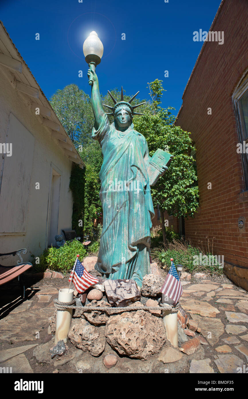 Questa replica di Lady Liberty sorge in un ombroso alcova della Corona, Nuovo Messico. Foto Stock