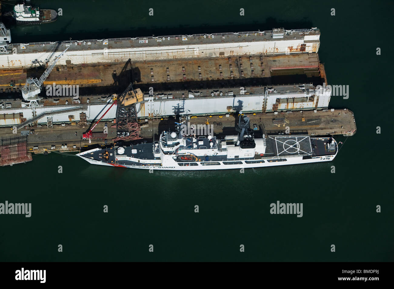 Vista aerea al di sopra della Guardia Costiera degli Stati Uniti taglierina inserito adiacente a San Francisco drydock Foto Stock