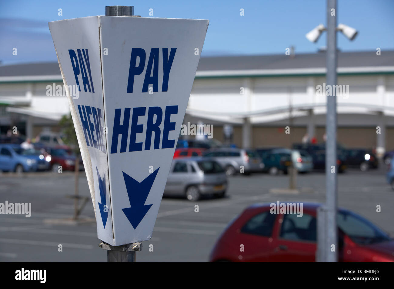 Pagare qui segno ad un parcheggio auto a pagamento nel Regno Unito Foto Stock