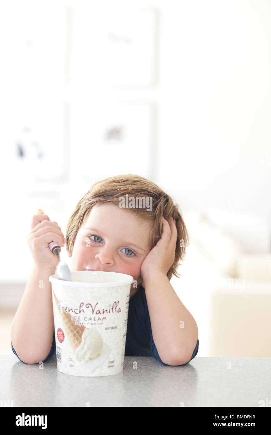 Giovane ragazzo a mangiare il gelato Foto Stock