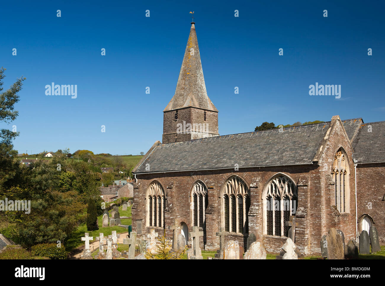 Regno Unito, Inghilterra, Devon, Slapton, la Chiesa Parrocchiale e il cimitero sulla giornata di sole Foto Stock