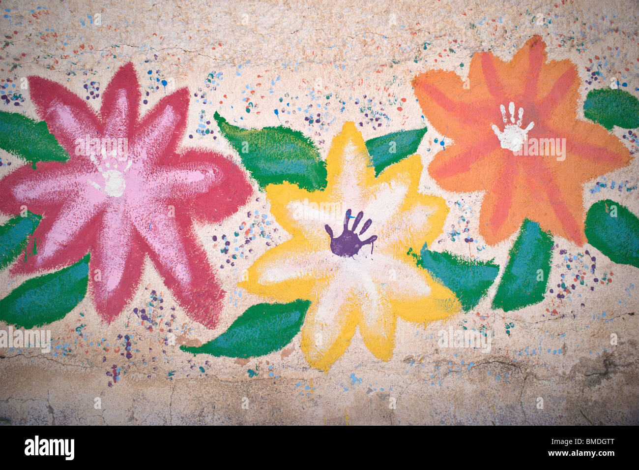 Bambini illustrazioni colorate decora un vecchio muro stucco in corona, Nuovo Messico. Foto Stock