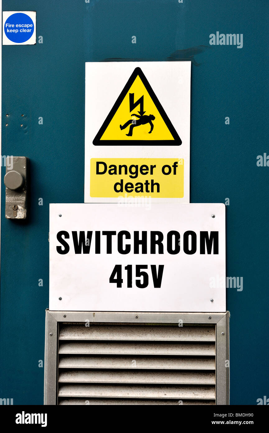 Pericolo di scosse elettriche di morte Switchroom 415V Foto Stock