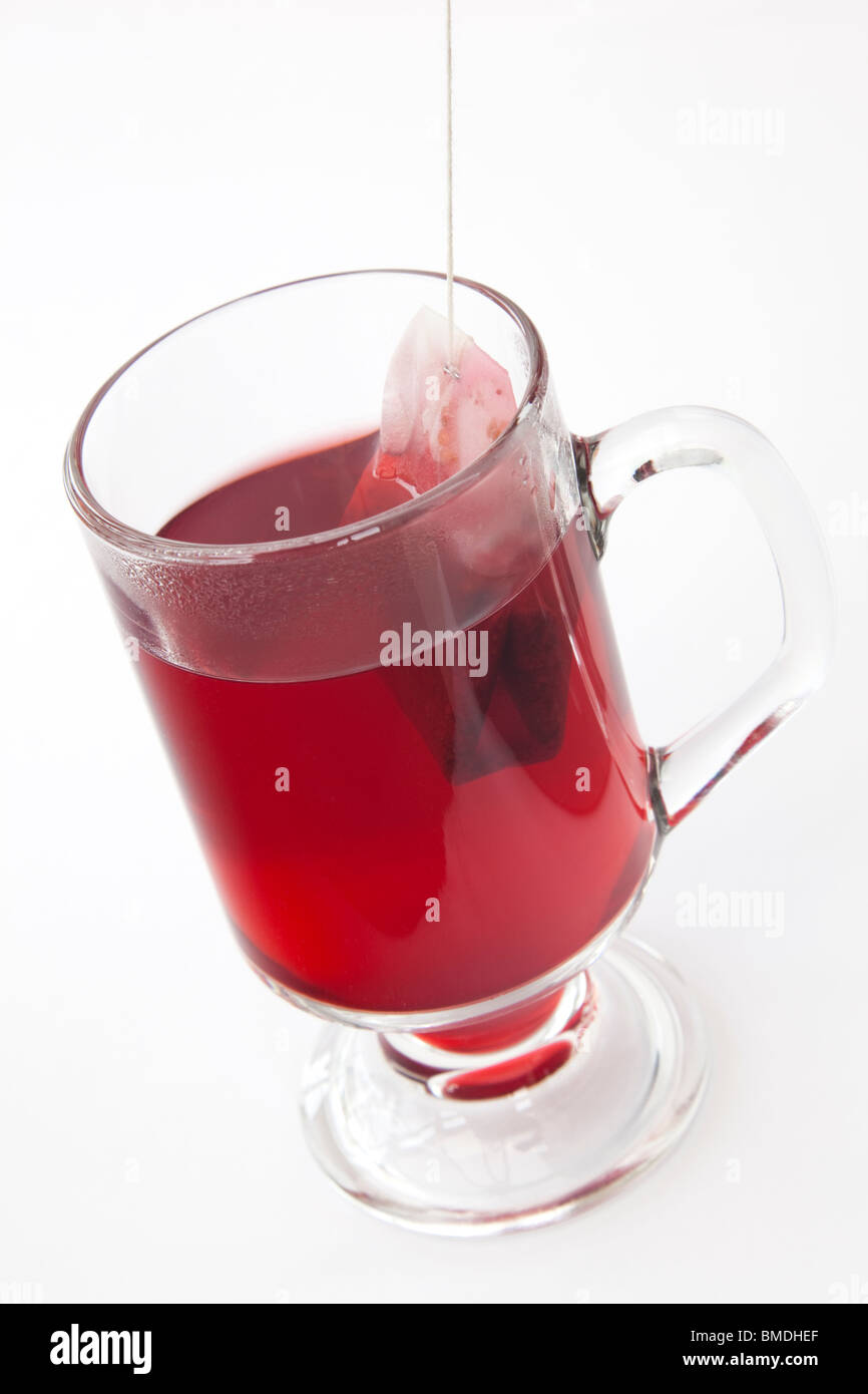 Bicchiere di tè di frutta con bustine di the brewing isolati su sfondo bianco Foto Stock