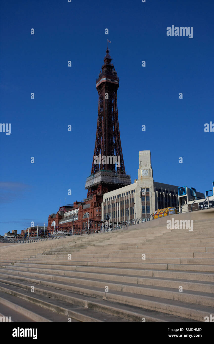 La Blackpool Tower e nuovi passi sul lungomare e la passeggiata mare difese lancashire England Regno Unito Foto Stock
