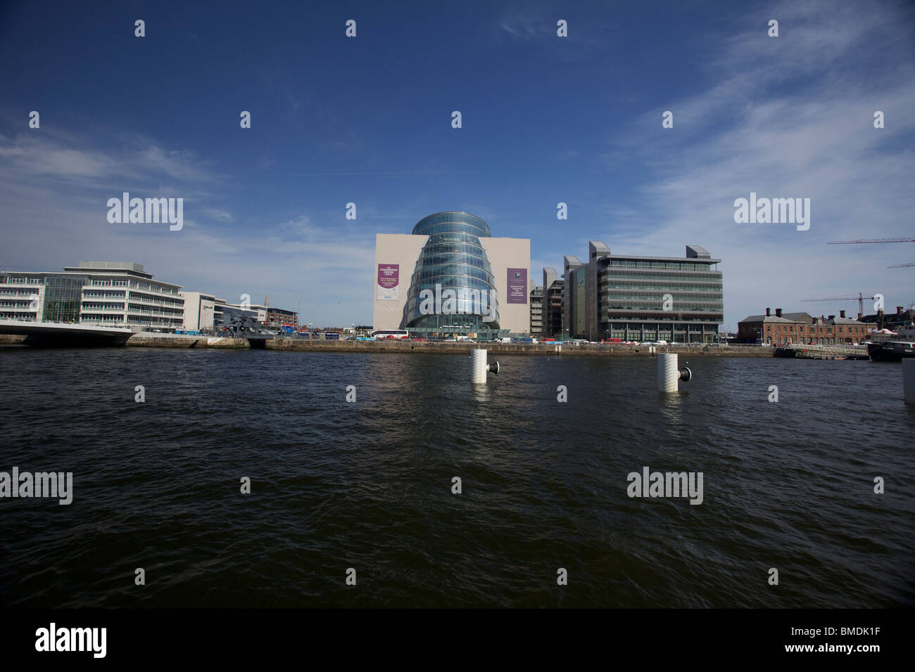 Posizionato in Spencer Dock sulla riva del fiume Liffey, il Centro Congressi di Dublino in Irlanda è il nuovo conference center Foto Stock
