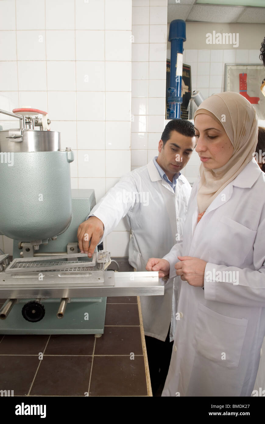 Gli scienziati musulmani di lavorare all'interno di un Laboratorio Beirut Libano Medio Oriente Foto Stock