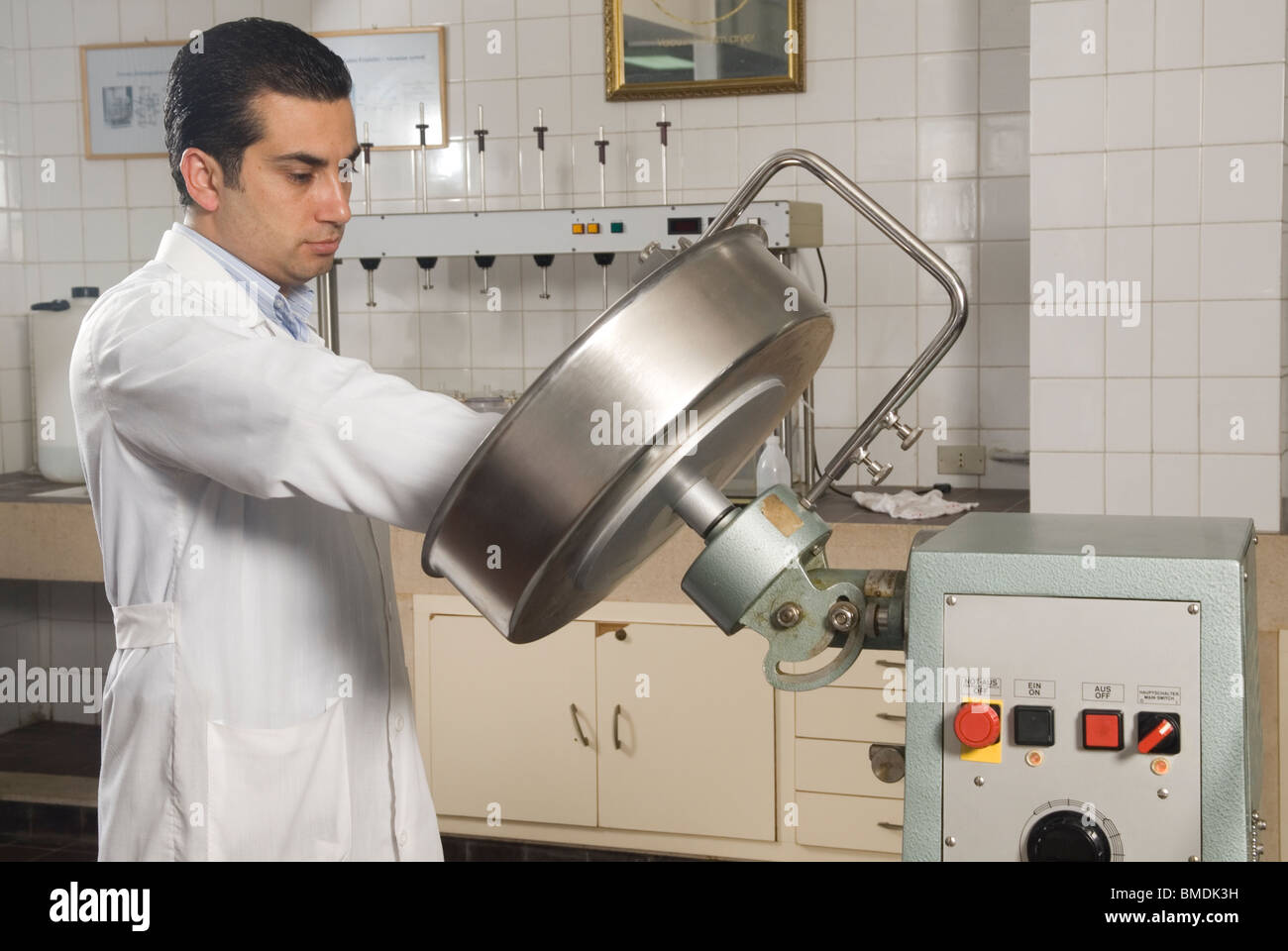 Scienziato che lavora con una medicina macchina all'interno di Laboratorio Beirut Libano Medio Oriente Foto Stock