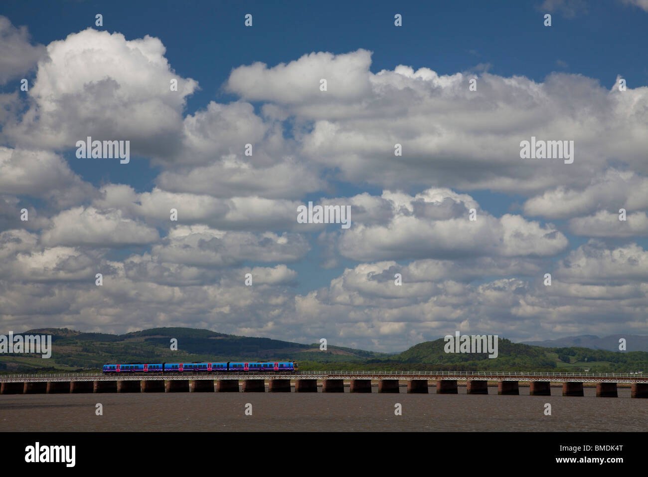 Barrow all'Aeroporto di Manchester Transpennine Express attraversando il Arnside viadotto sopra l'estuario del Kent, Cumbria. Foto Stock