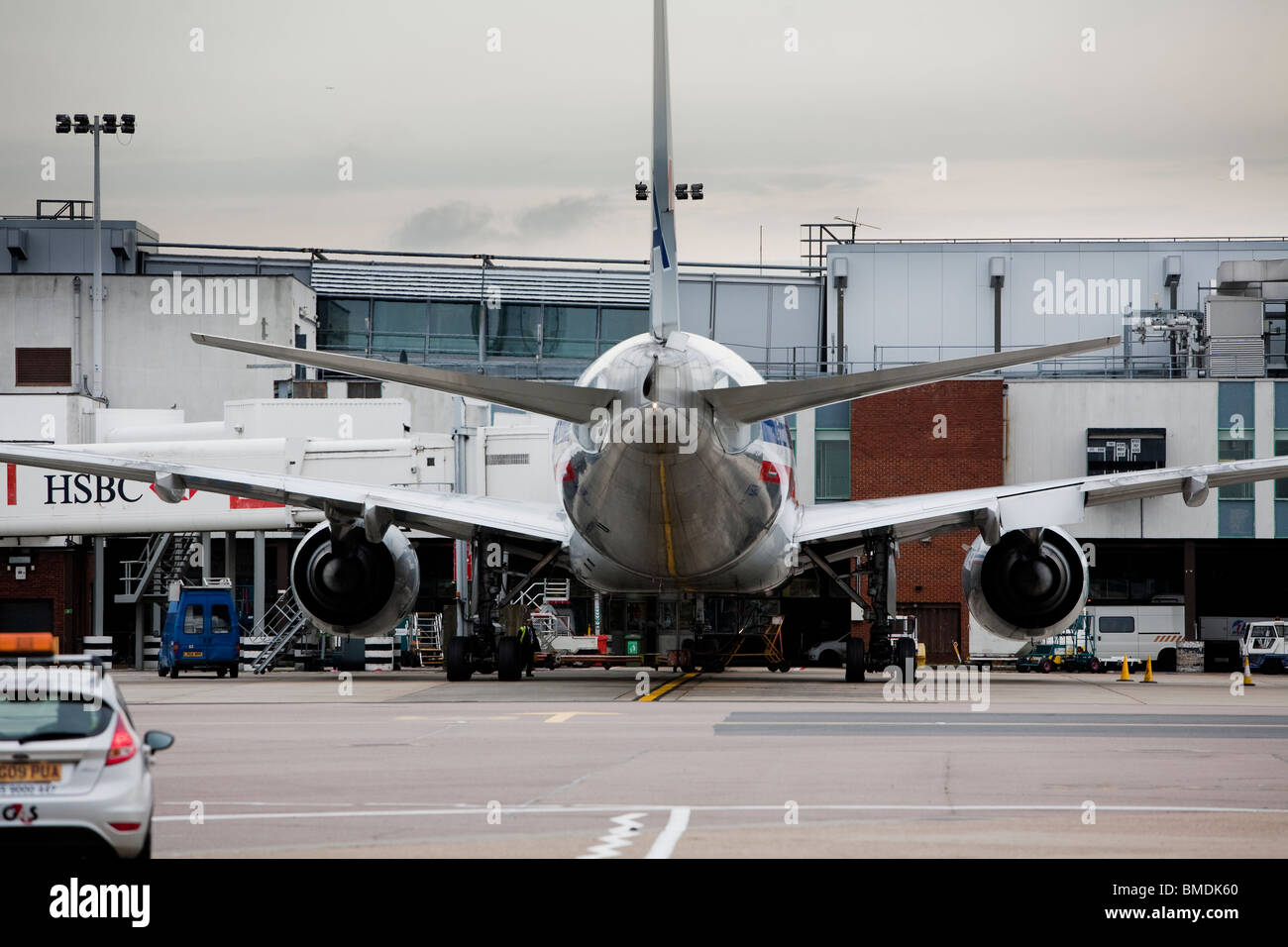 Una estremità di coda vista di un aereo di linea di passeggeri in piedi in una gate di partenze su asfalto a Heathrow Airport London Inghilterra England Foto Stock