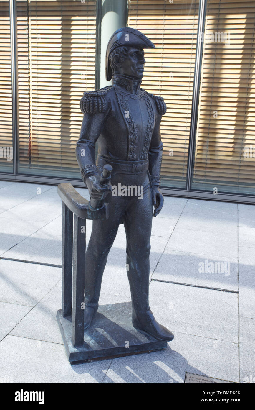 L'ammiraglio William Brown, fondatore della Marina argentina, la sua statua onoraria nell'area Dockland di Dublino, che è il quartiere tecnologico e finanziario. Foto Stock