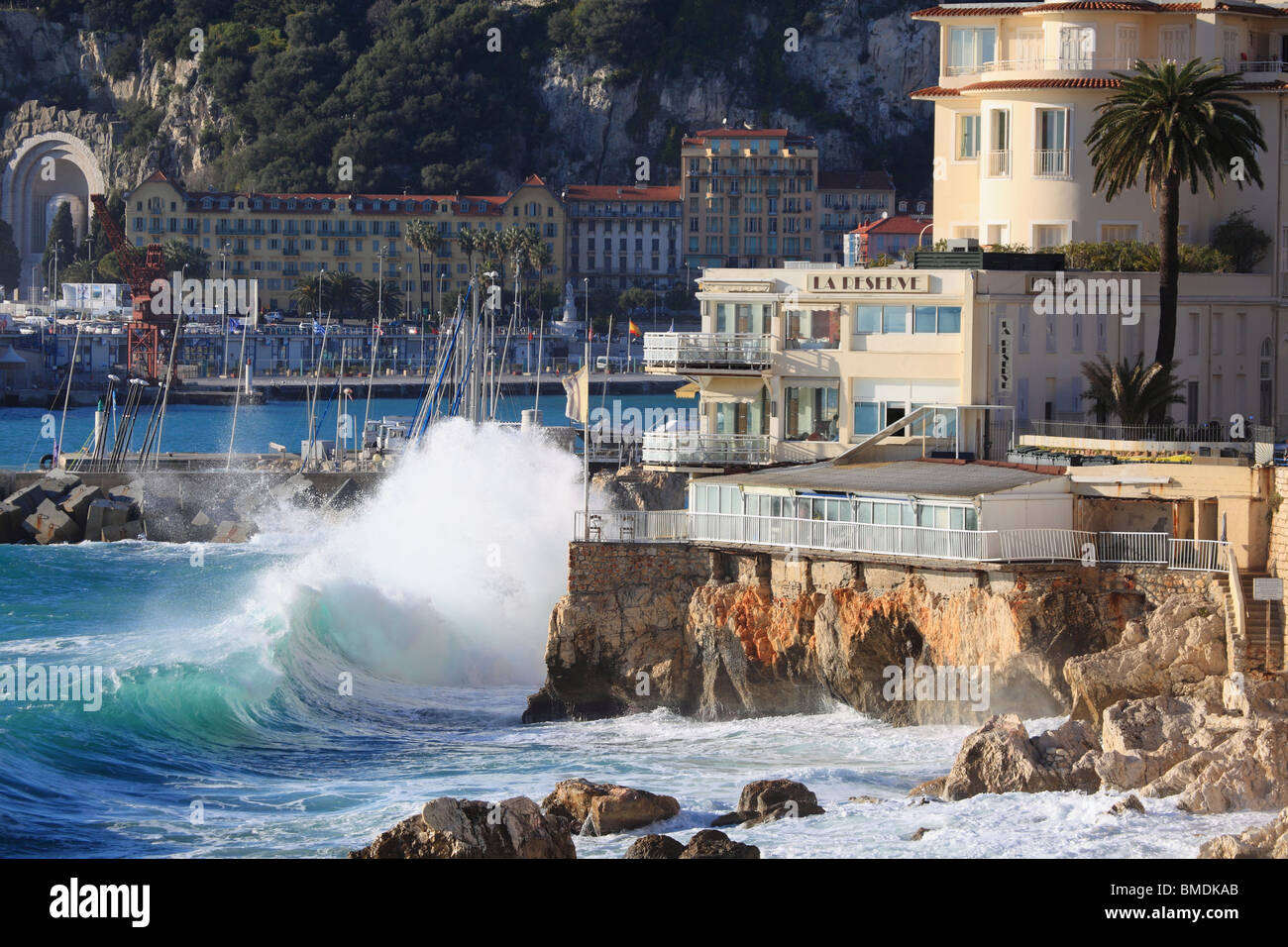 Mare mosso in Nizza vicino alla spiaggia chiamata "La Reserve" Foto Stock
