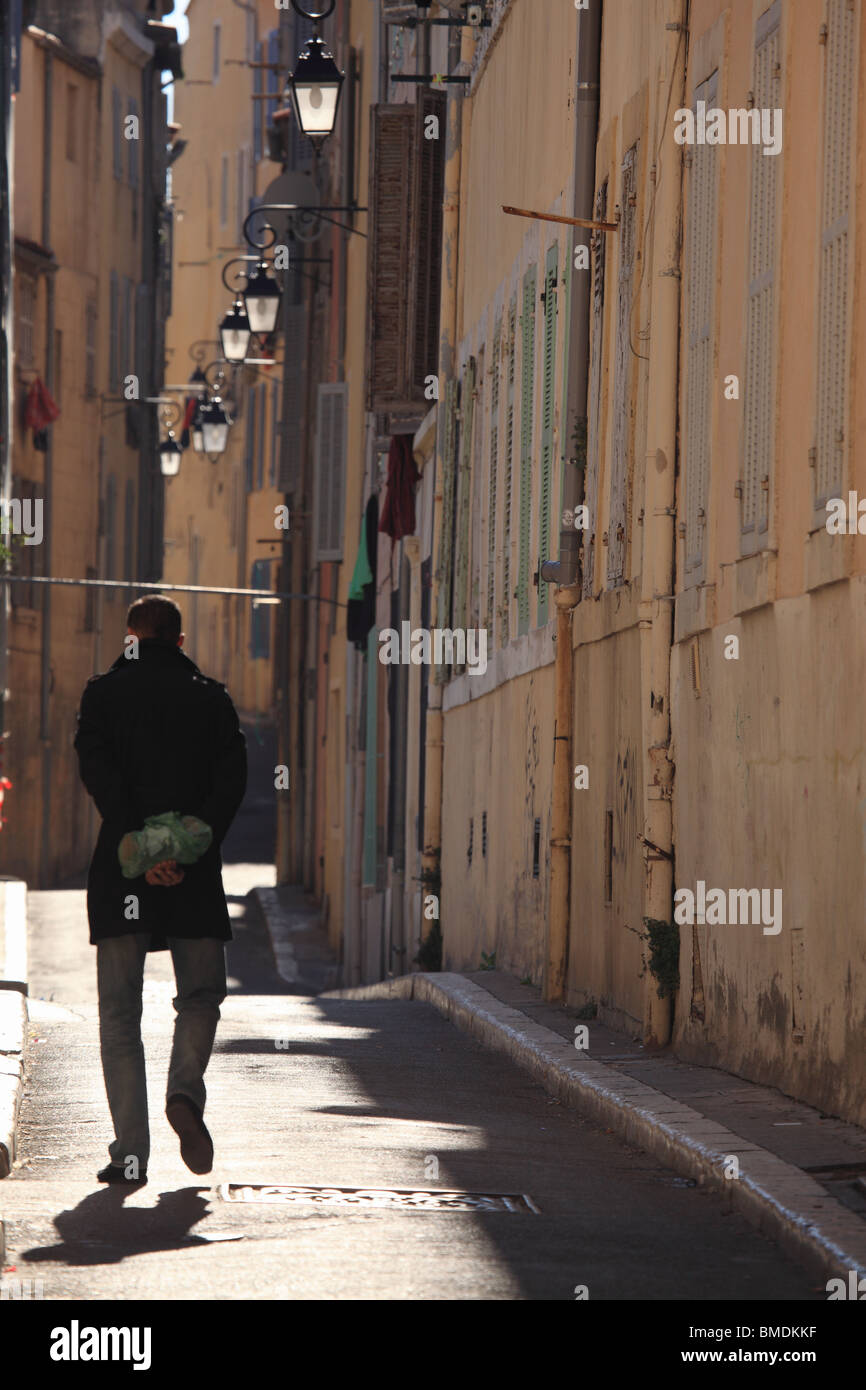 Pittoresca strada nel quartiere vecchio di Marsiglia Foto Stock