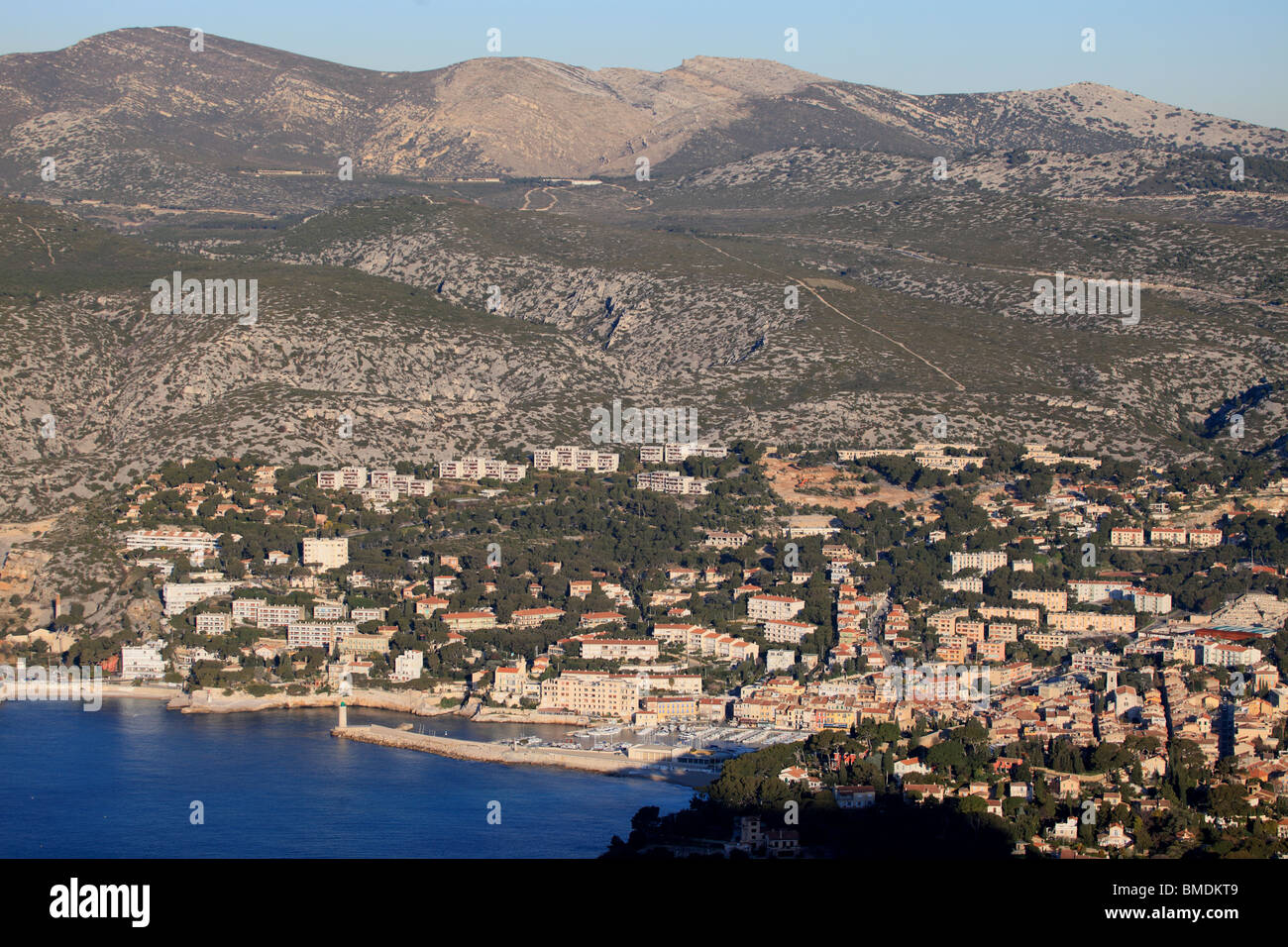 Vista dall'alto sopra la città di pescatori di Cassis Foto Stock
