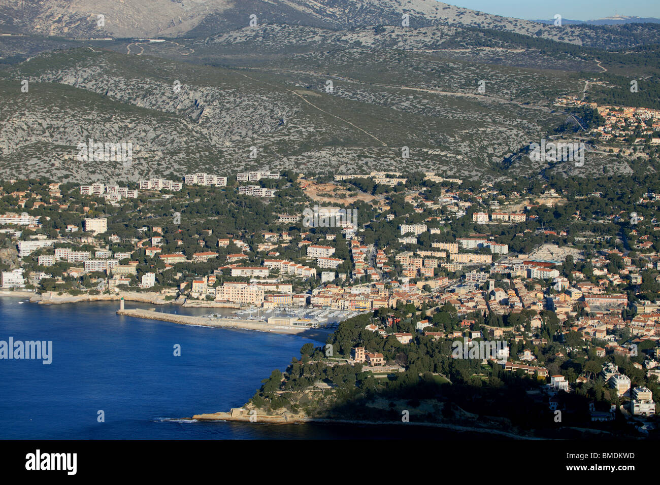 Vista dall'alto sopra la città di pescatori di Cassis Foto Stock