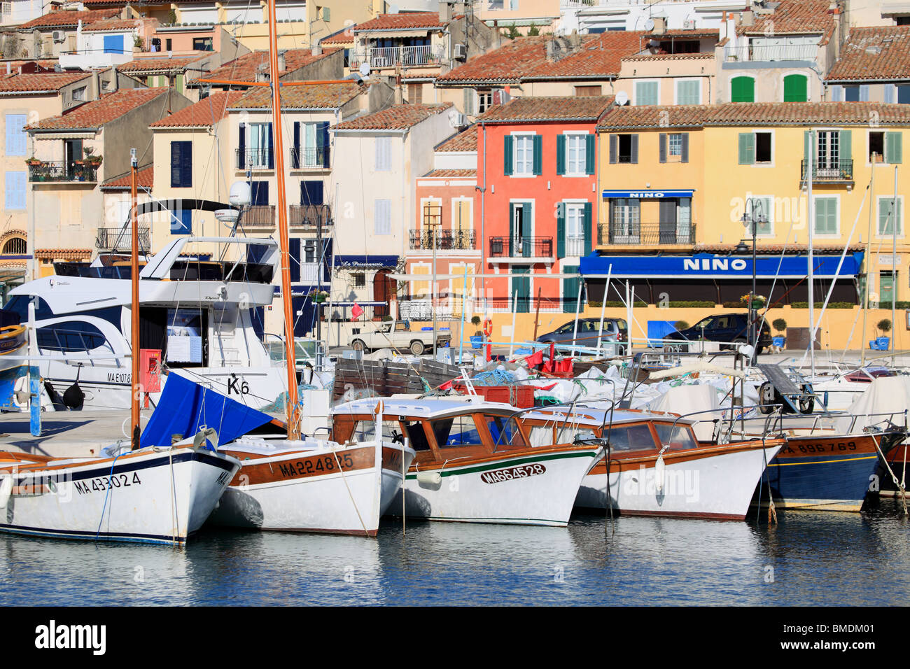 Colorate barche da pesca nel porto di ribes nero Foto Stock