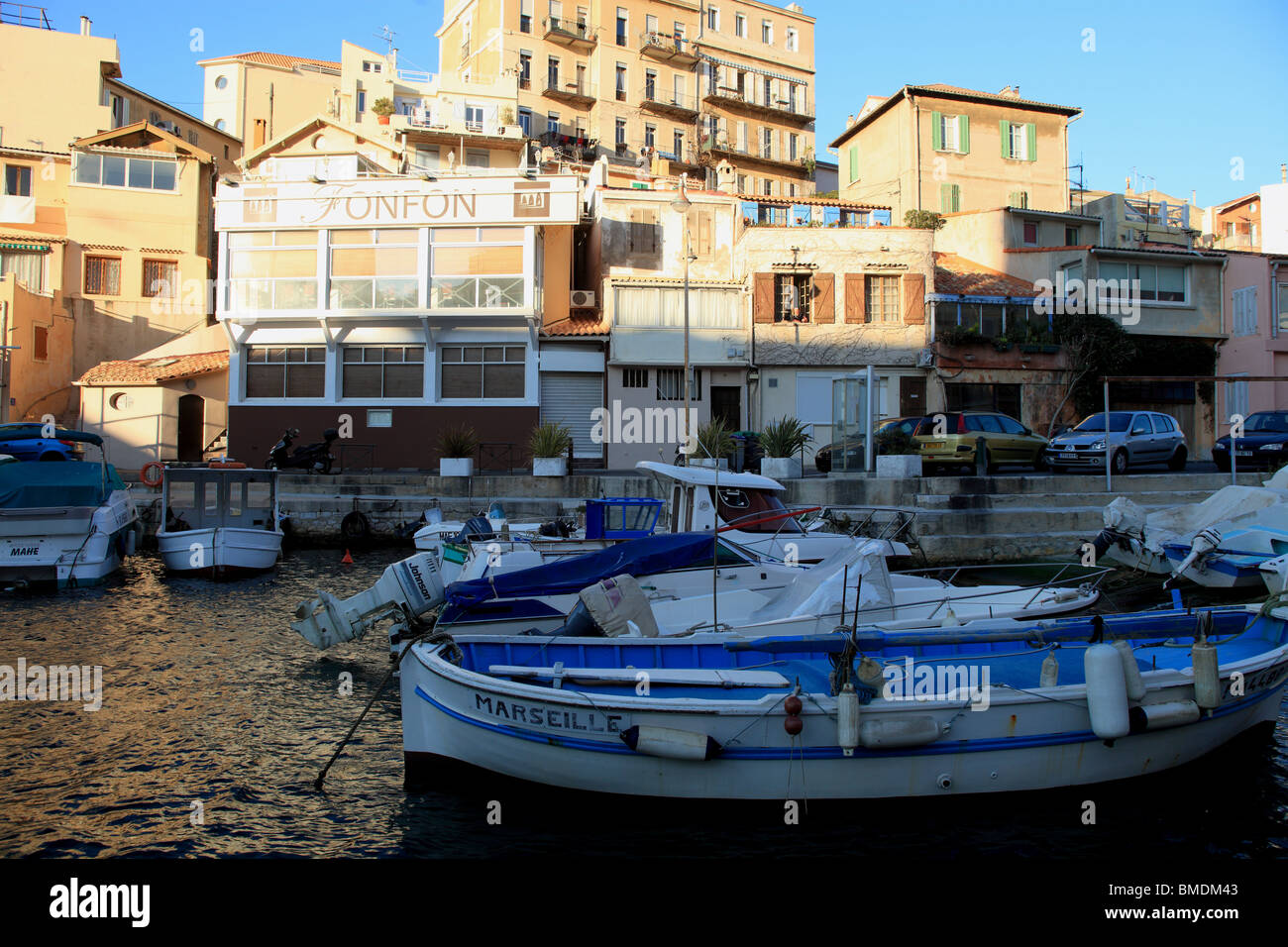 Il pittoresco piccolo porto di pescatori di Marsiglia Foto Stock