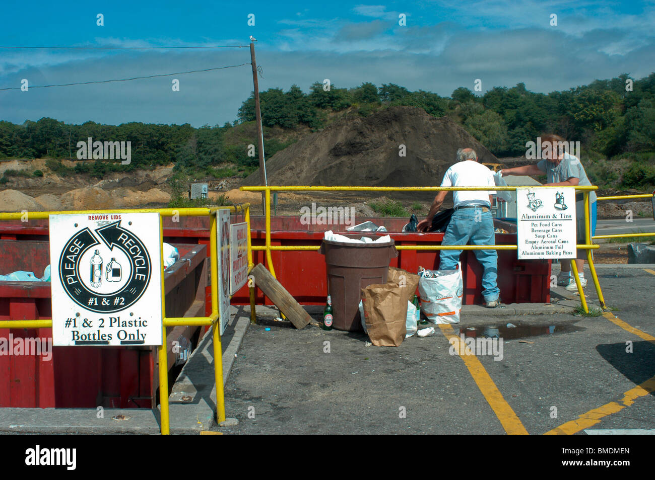 East Hampton, NY, STATI UNITI D'AMERICA, gli adulti lo smaltimento dei rifiuti domestici in scomparti separati, in pubblico il discarico Foto Stock