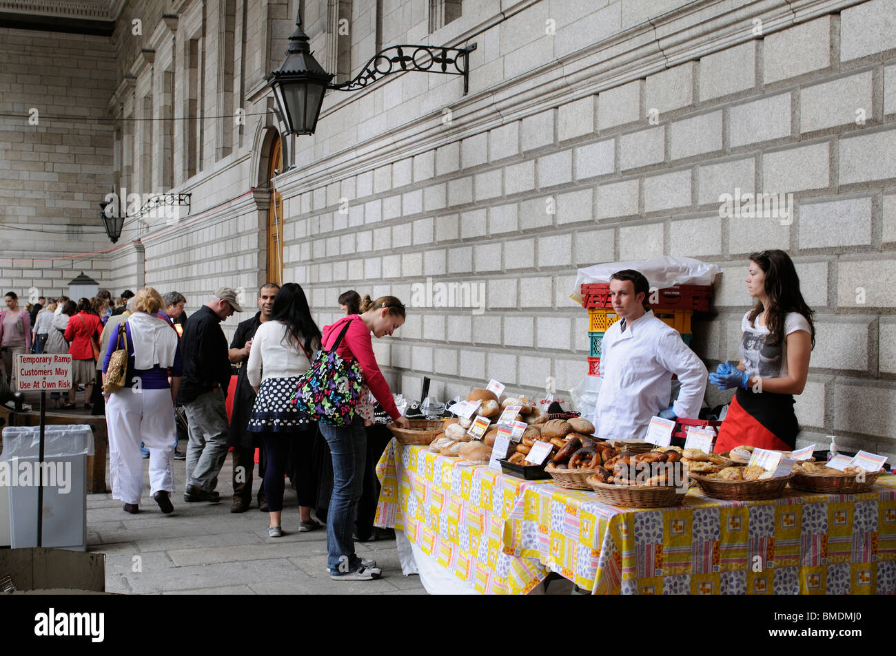 Gli agricoltori le bancarelle del mercato istituito al di fuori della banca di Irlanda a Dublino Irlanda Foto Stock