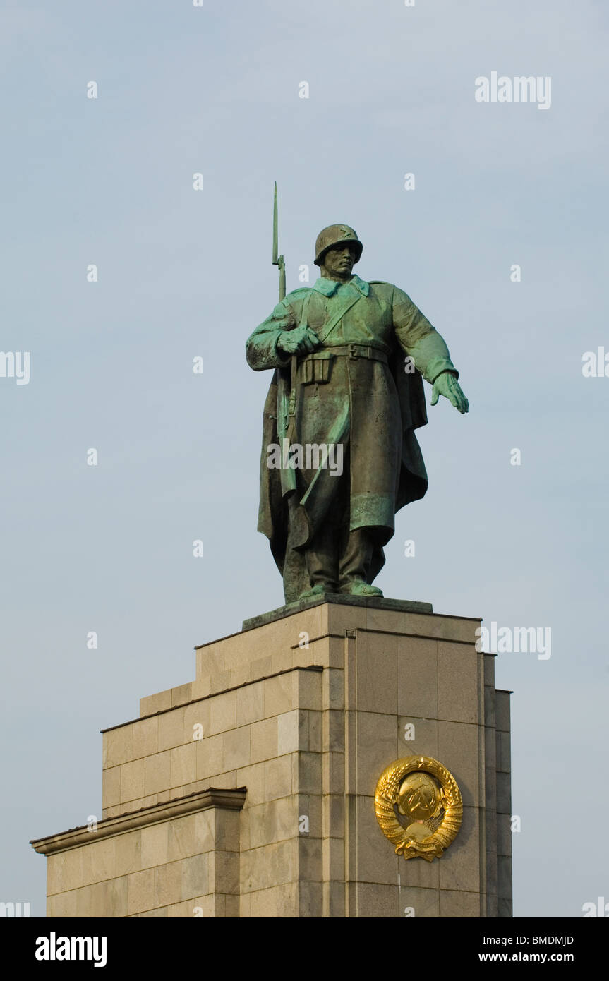 Statua di soldato alla guerra sovietica Memorial Berlino Germania Foto Stock