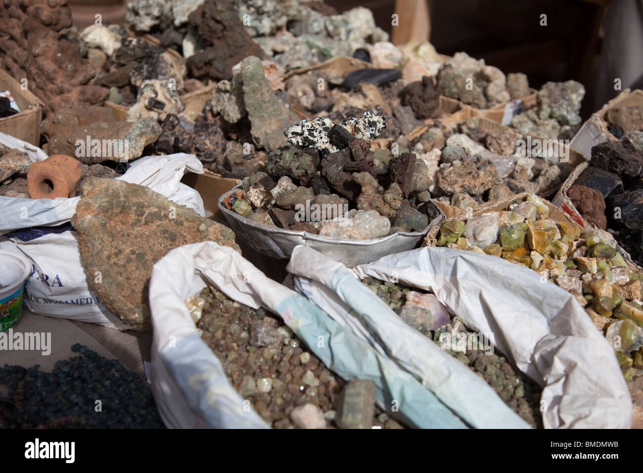 Rocce colorate sono venduti in Grand Marche di Bamako, in Mali. Foto Stock