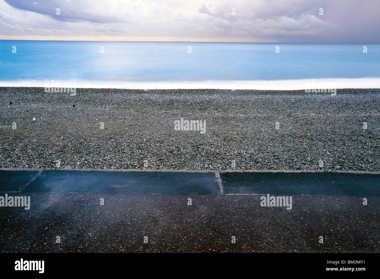 La pozzanghera sulla Promenade des Anglais dopo un giorno di pioggia in Nizza Foto Stock