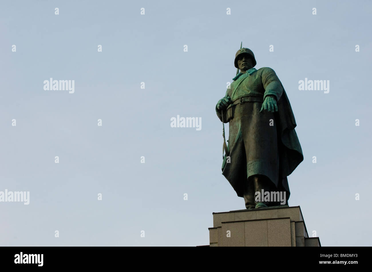 Statua di soldato alla guerra sovietica Memorial Berlino Germania Foto Stock