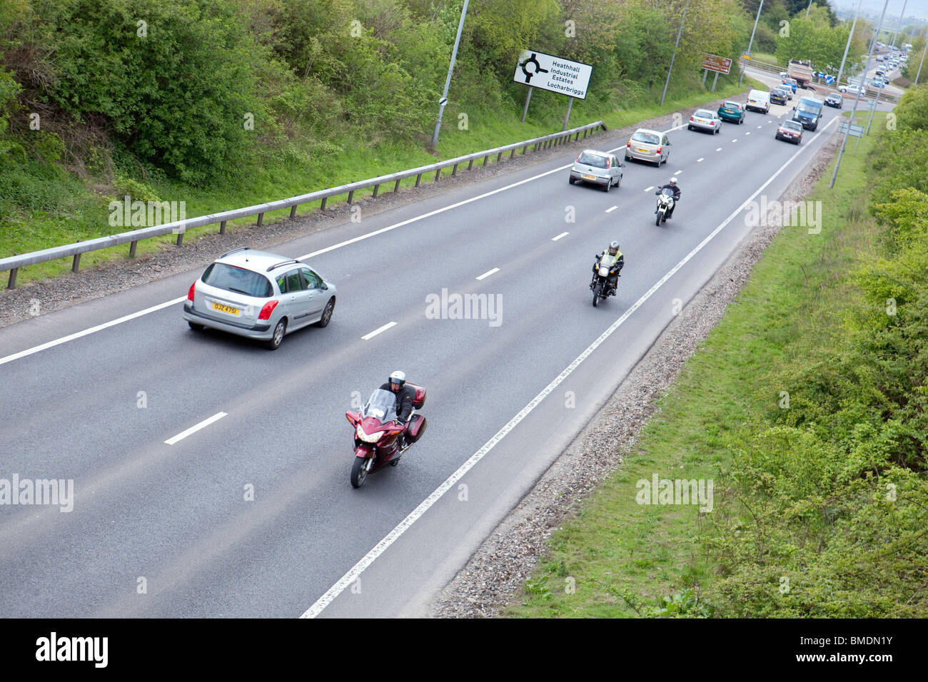 A75 Dumfries stretching bypass off in distanza i biker moto traffico che viaggia lungo di essa Foto Stock