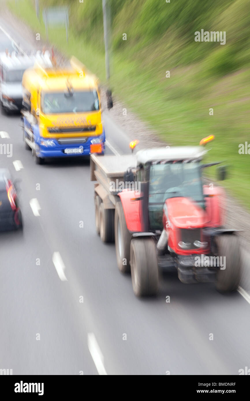 La frustrazione dei driver di agitazione dietro il traffico lento del trattore su un75 strada vicino a Dumfries Regno Unito Foto Stock