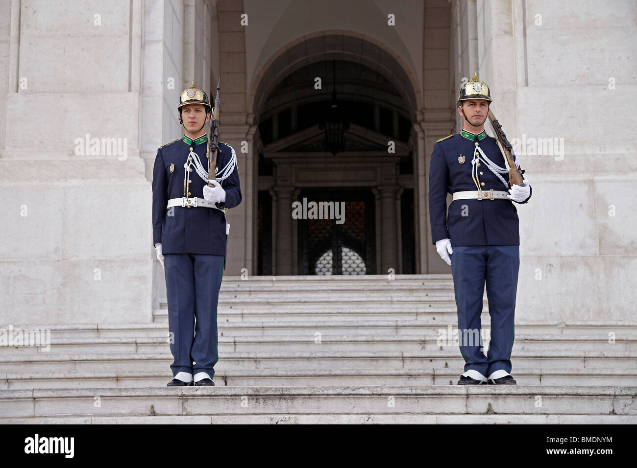 Soldati di guardia al parlamento portoghese Assembleia da Republica o Palacio de Sao Bento a Lisbona, Portogallo, Europa Foto Stock