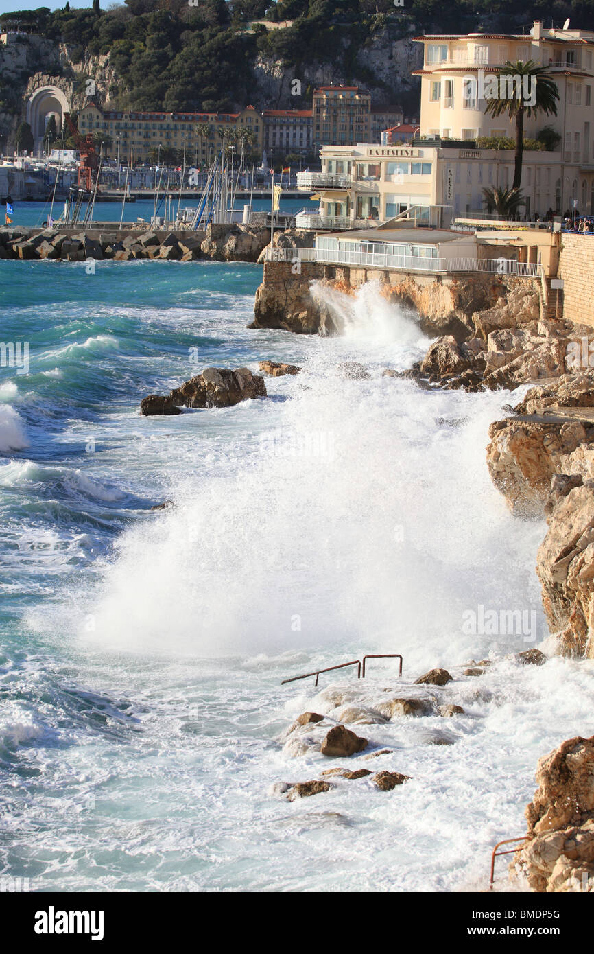 Mare mosso in Nizza vicino alla spiaggia chiamata "La Reserve" Foto Stock