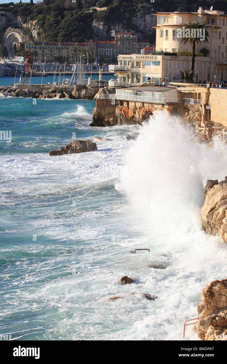 Mare mosso in Nizza vicino alla spiaggia chiamata "La Reserve" Foto Stock